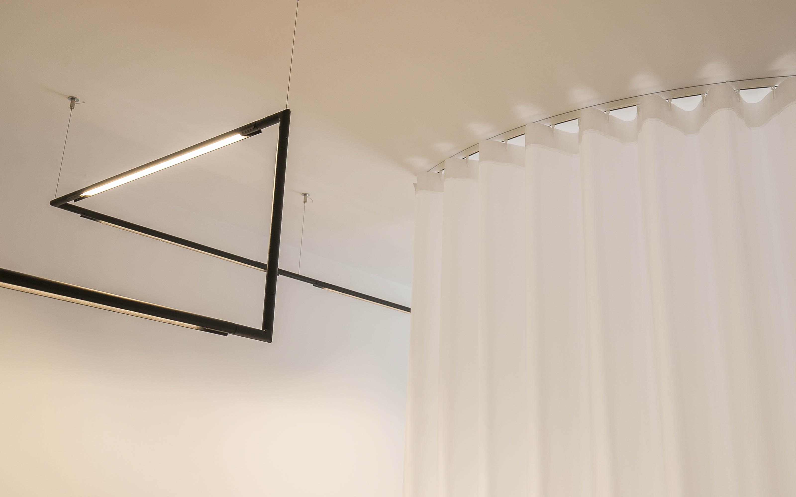 SEPARADOR D' ESPAIS EN OFICINA AMB CORTINA