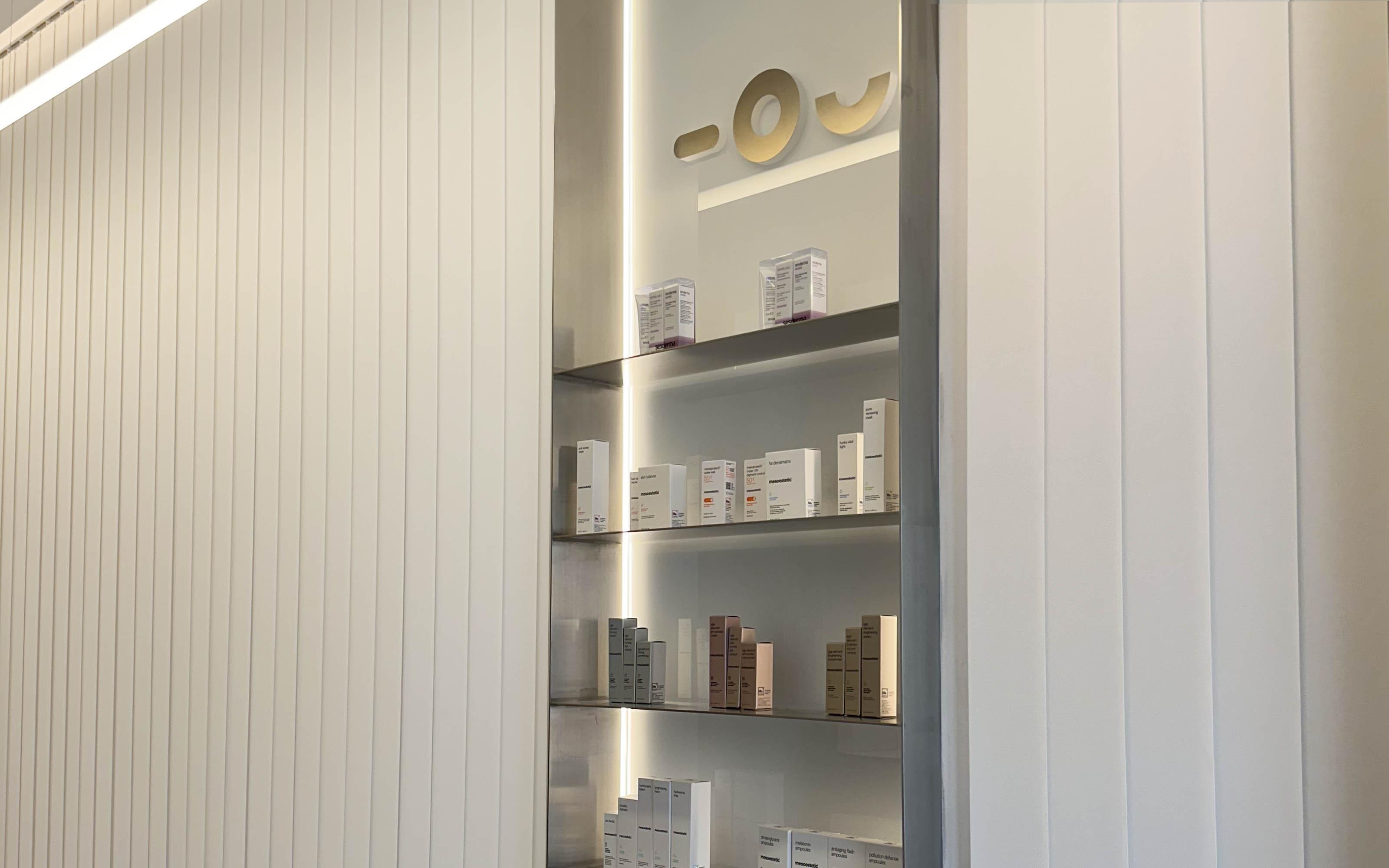 disseny moble expositor per clínica estètica